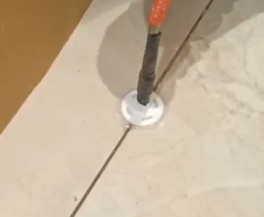 德令哈瓷砖空鼓维修公司专业解答瓷砖在铺贴过程中，如果没有涂抹均匀到位的粘结材料（如水泥砂浆或瓷砖胶），可能会导致以下问题